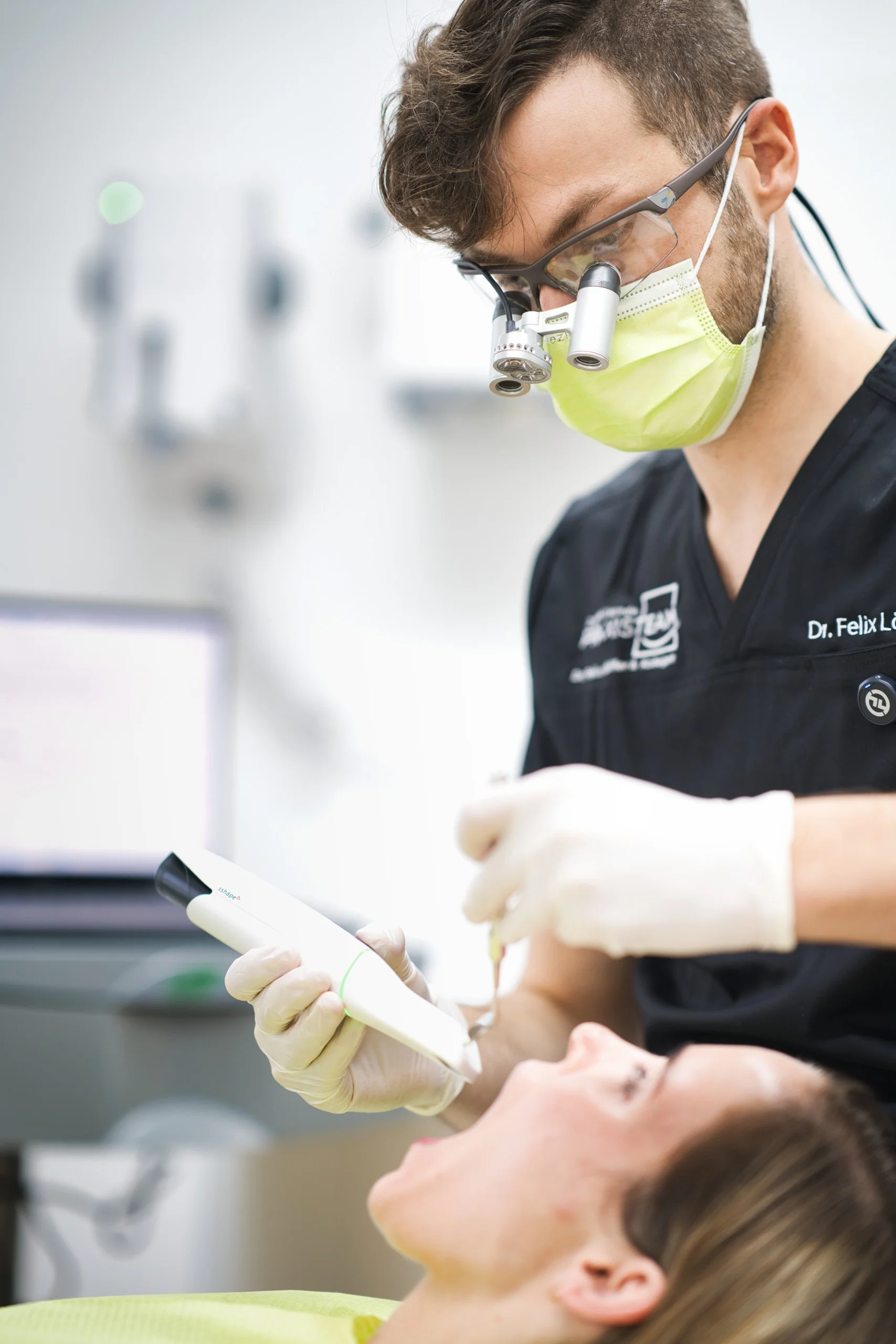 Individuelle Versorgung mit Zahnersatz Dr. Felix Löffler führt eine sorgfältig geplante Behandlung für hochwertigen Zahnersatz durch.