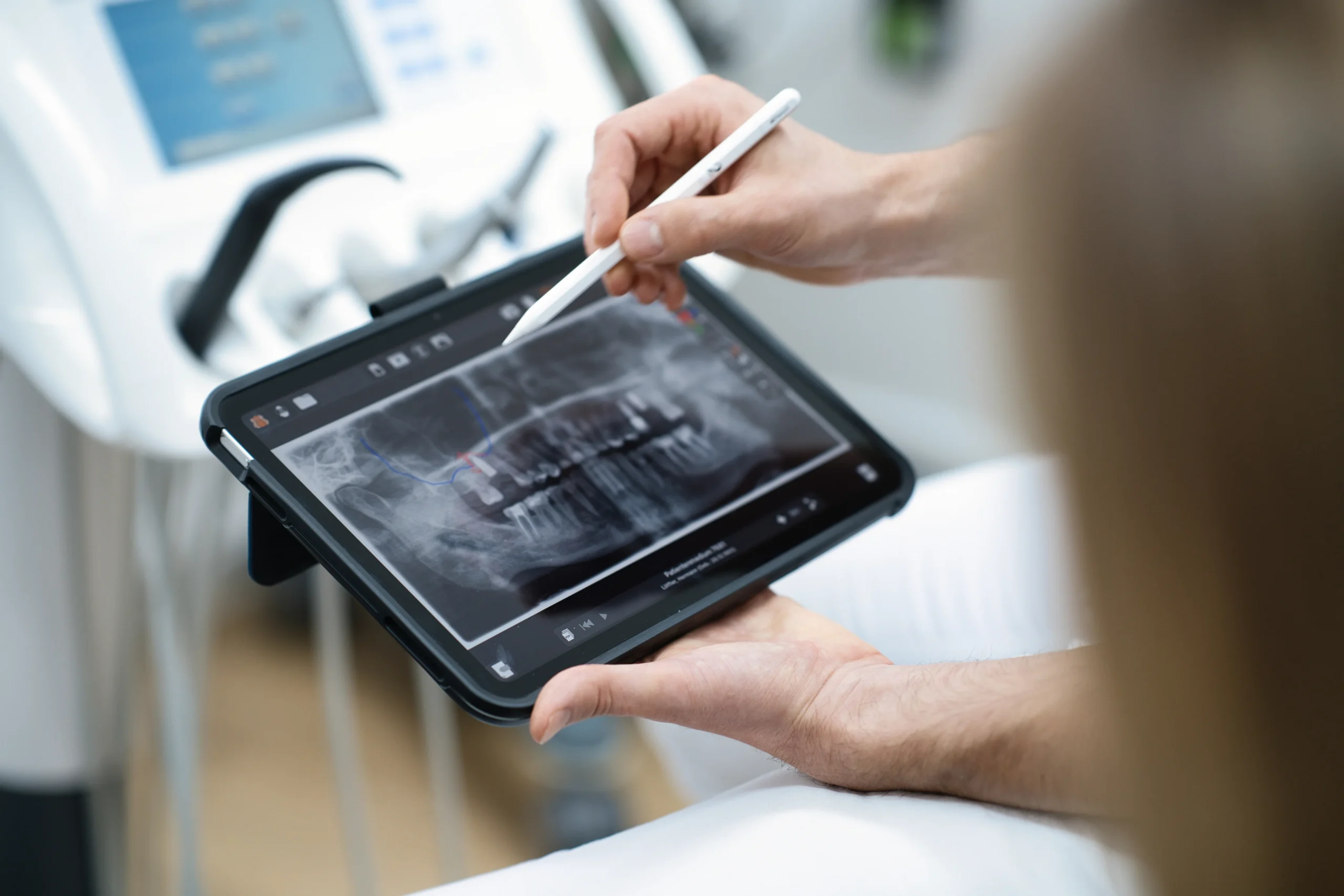 High-End-Zahnmedizin im Detail Digitale Behandlungsplanung am Tablet in der Zahnarztpraxis