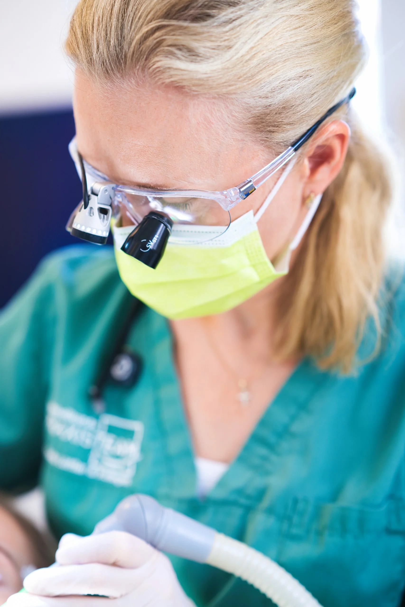 Gründliche und schonende Zahnreinigung Präzise professionelle Zahnreinigung durch geschulte Prophylaxe-Fachkraft