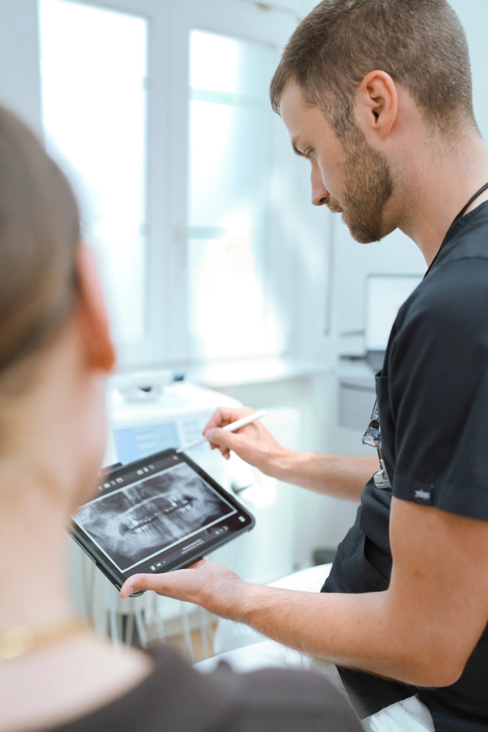 Präzise Planung von Zahnimplantaten Digitale Planung einer Implantatbehandlung am Tablet