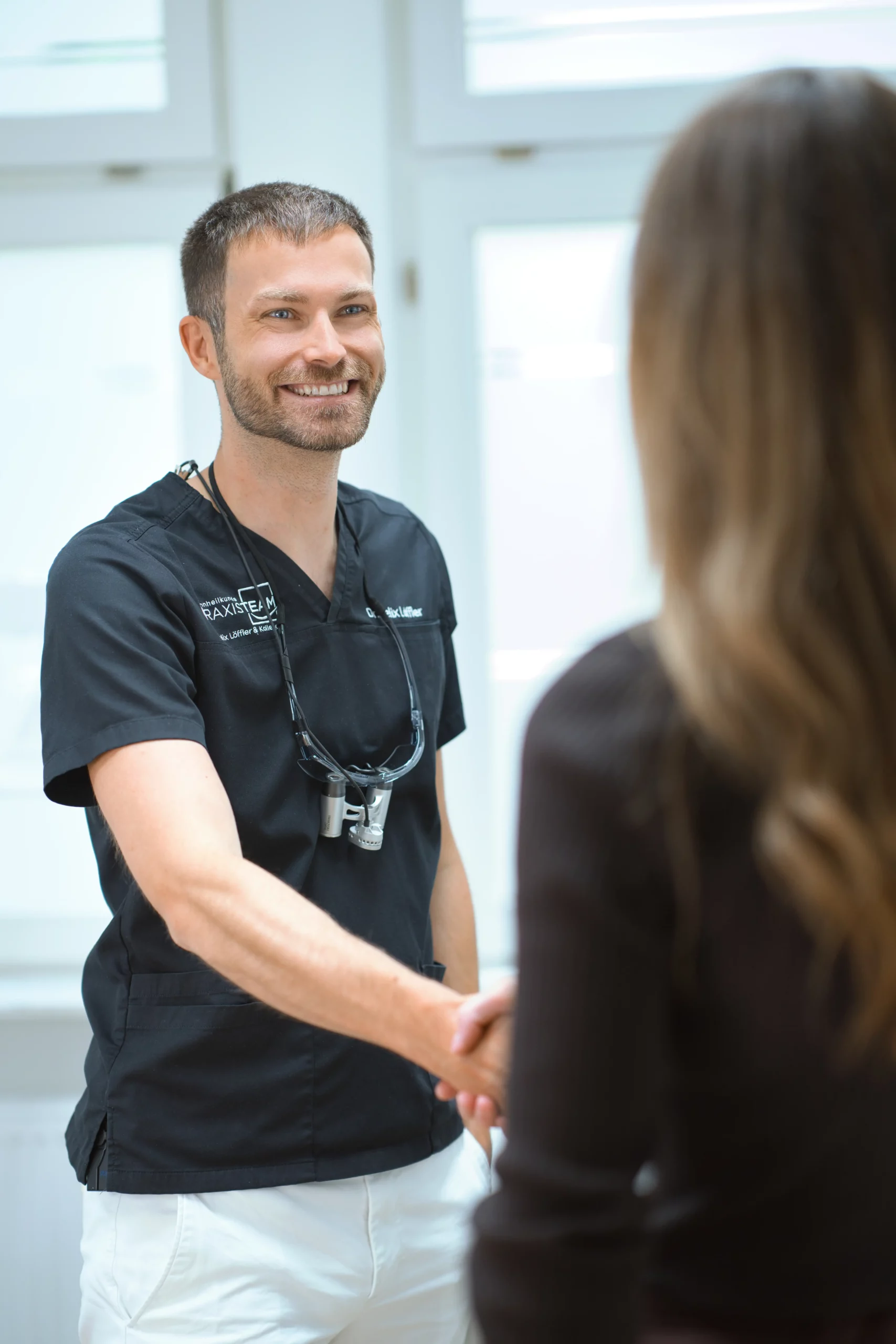 Ihr Zahnarzt in Schwäbisch Gmünd Persönliche Begrüßung einer Patientin in der Zahnarztpraxis