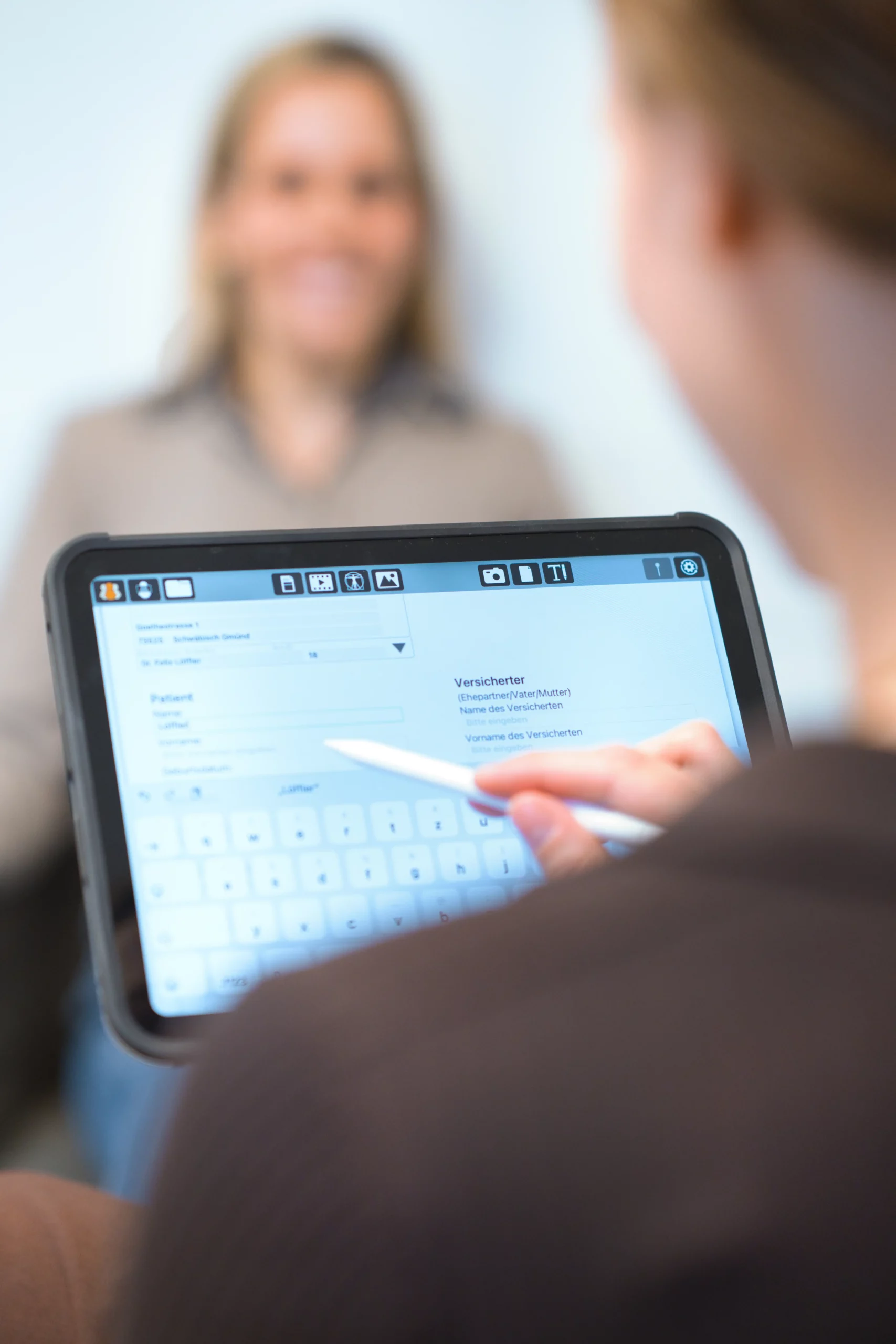 Moderne Praxisabläufe und digitale Zahnmedizin Digitale Patientenaufnahme in einer modernen Zahnarztpraxis