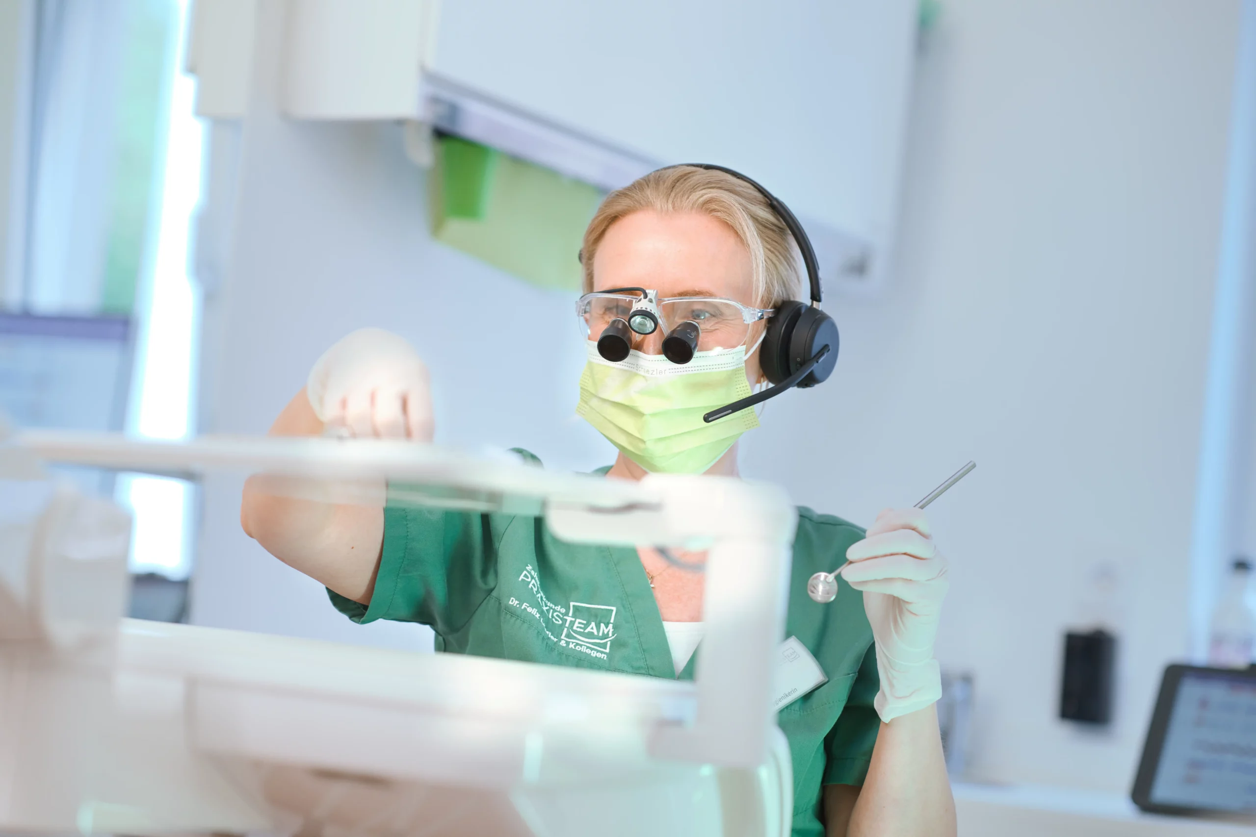 Zahnmedizin auf hohem fachlichen Niveau Präzise zahnärztliche Behandlung mit moderner Ausstattung